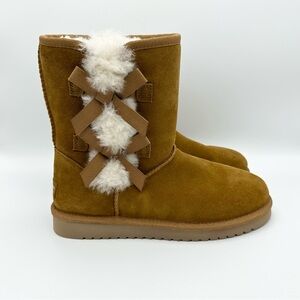 KOOLABURRA BY UGG  Victoria Short Bow Boots Chestnut NWOT Size 8